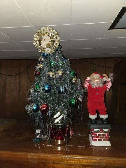 Dancing Santa & tree