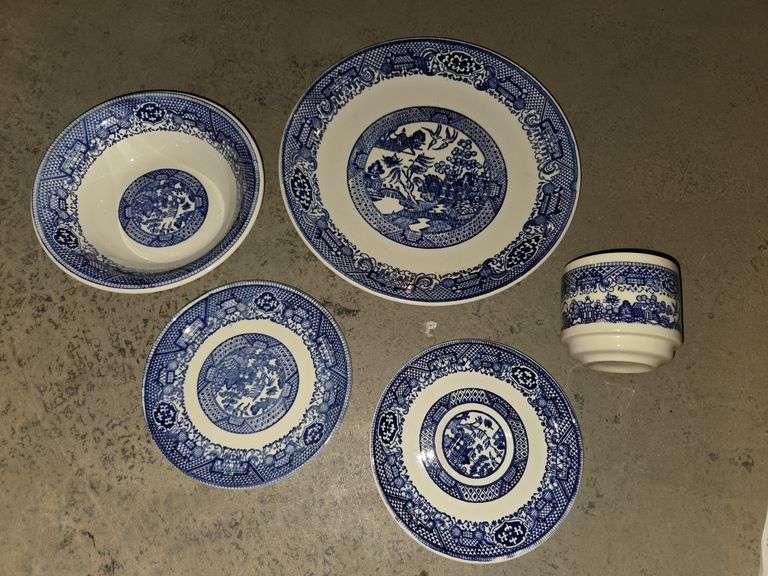 VINTAGE set BLUE WILLOW PLATES NO MAKERS MARK Beautiful F8-2