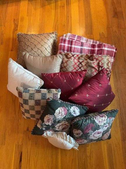 Visual Reference: Blankets And Decorative Pillows Collection