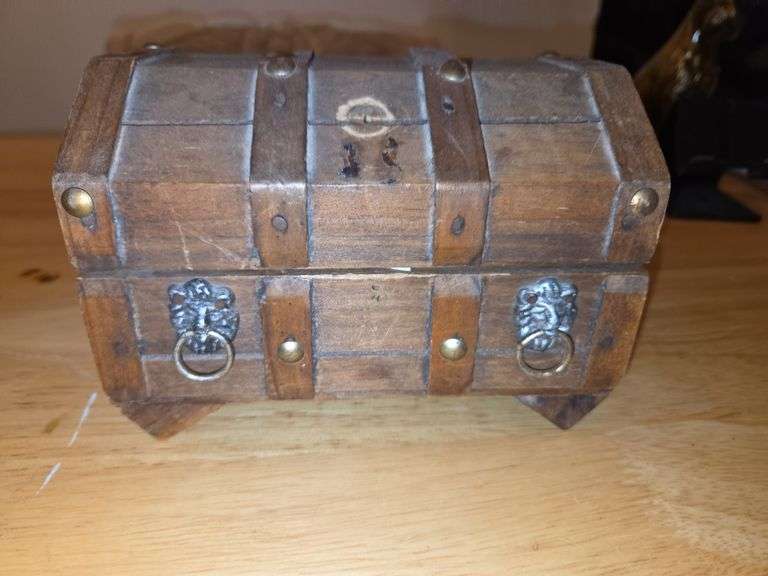 Small wooden trinket box - Auction Ohio