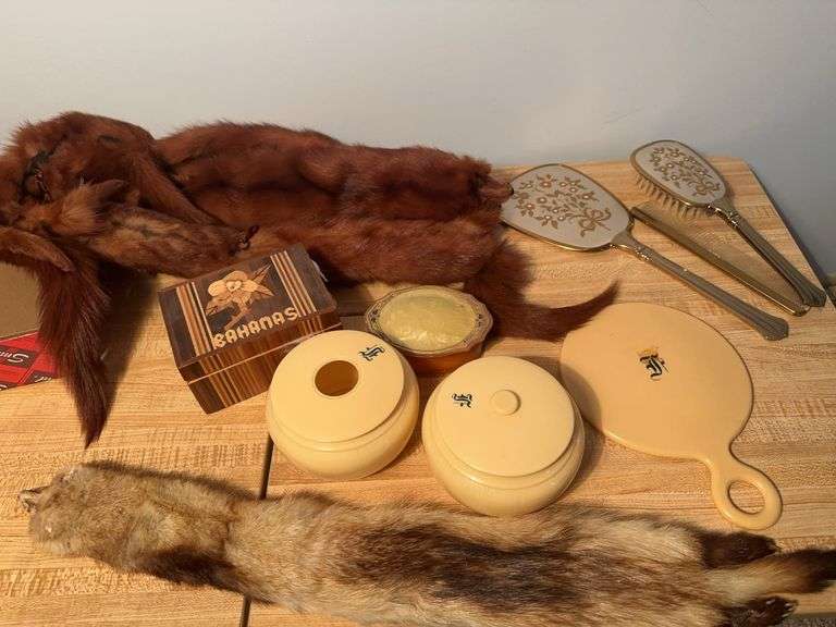 Vanity sets and fox stoles - Auction Ohio