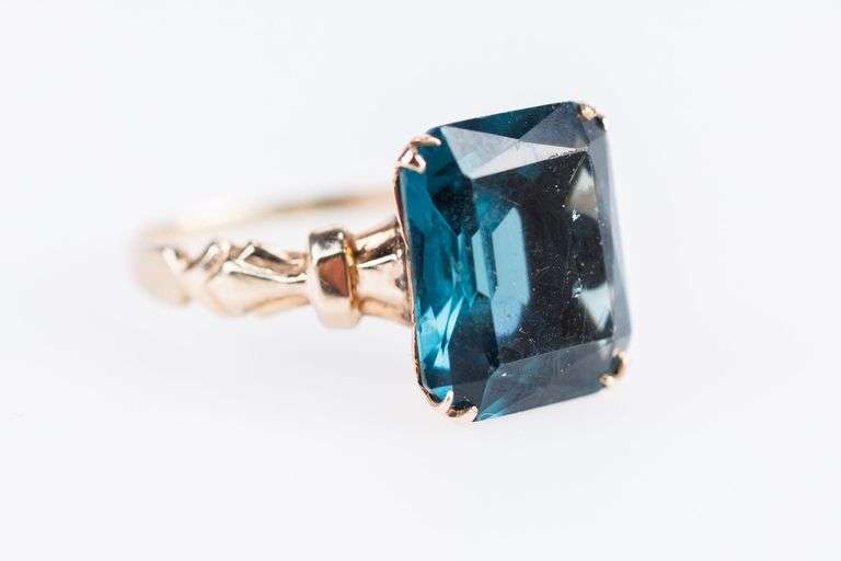 10k Yellow Gold Ring with Emerald Cut Stone- Size 6