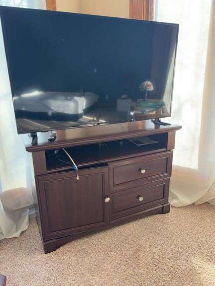 TV Stand With Flat Screen TV