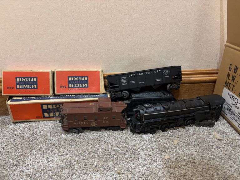 Vintage Lionel Electric Trains Set and Accessories