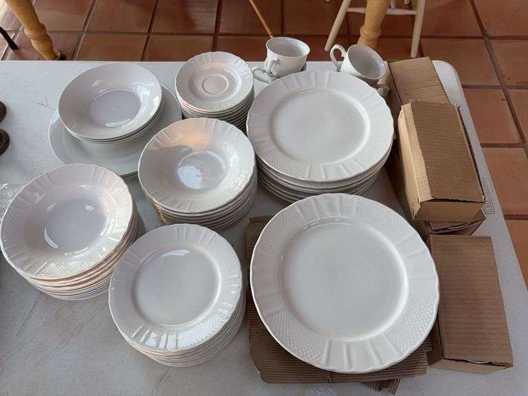 Farberware Lattice White Dinnerware Set