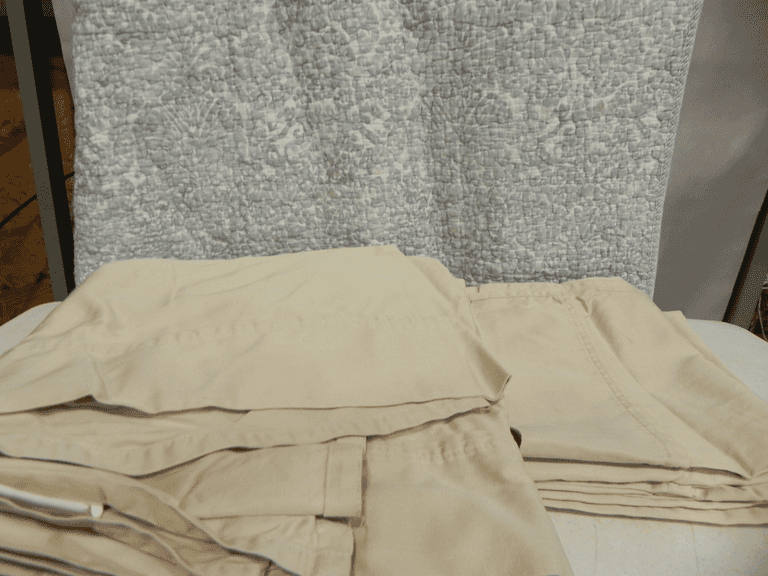 Comforter with  Queen Sheets