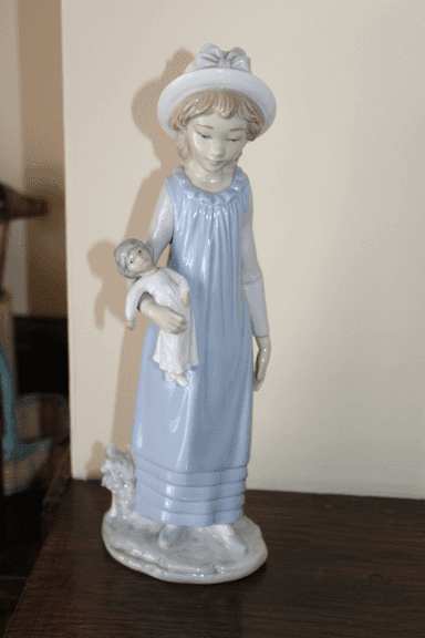 Lladro "Belinda with Her Doll" Figurine