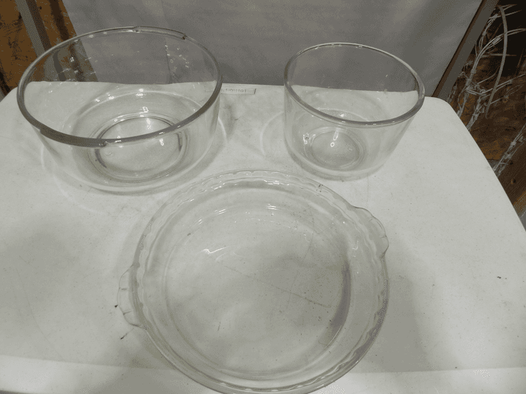 Pie dish.mixing bowls
