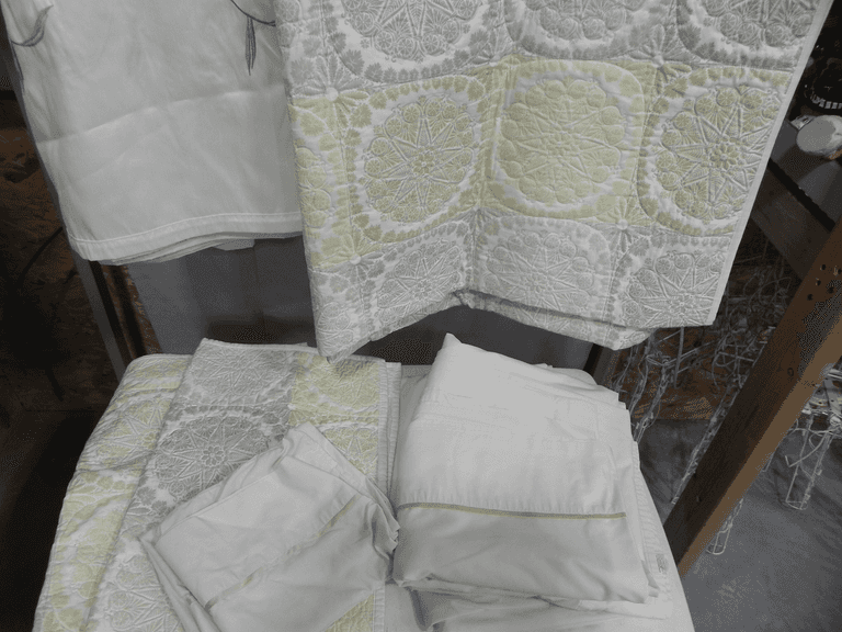 Martha Stewart Comforter with Sheets and skirt