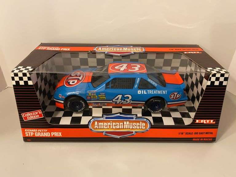 ERTL 1992 American Muscle 1/18 Scale Richard Petty STP Grand Prix