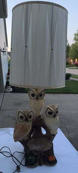 Vintage 1970s chalkware table lamp featuring three owls - Auction Ohio
