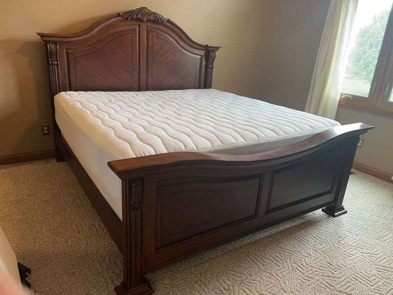 Broyhill King Size Bed