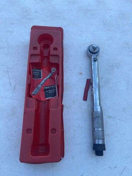 GreatNeck Torque Wrench with Red Plastic Case