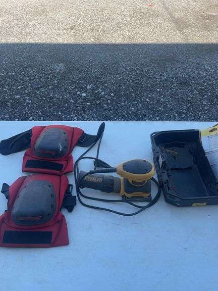 DeWalt D26441 1/4-Sheet Palm Sander and Snap-On Protective Knee Pads