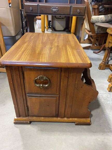 Wooden Commode Commencing End Table with Cabinet Storage