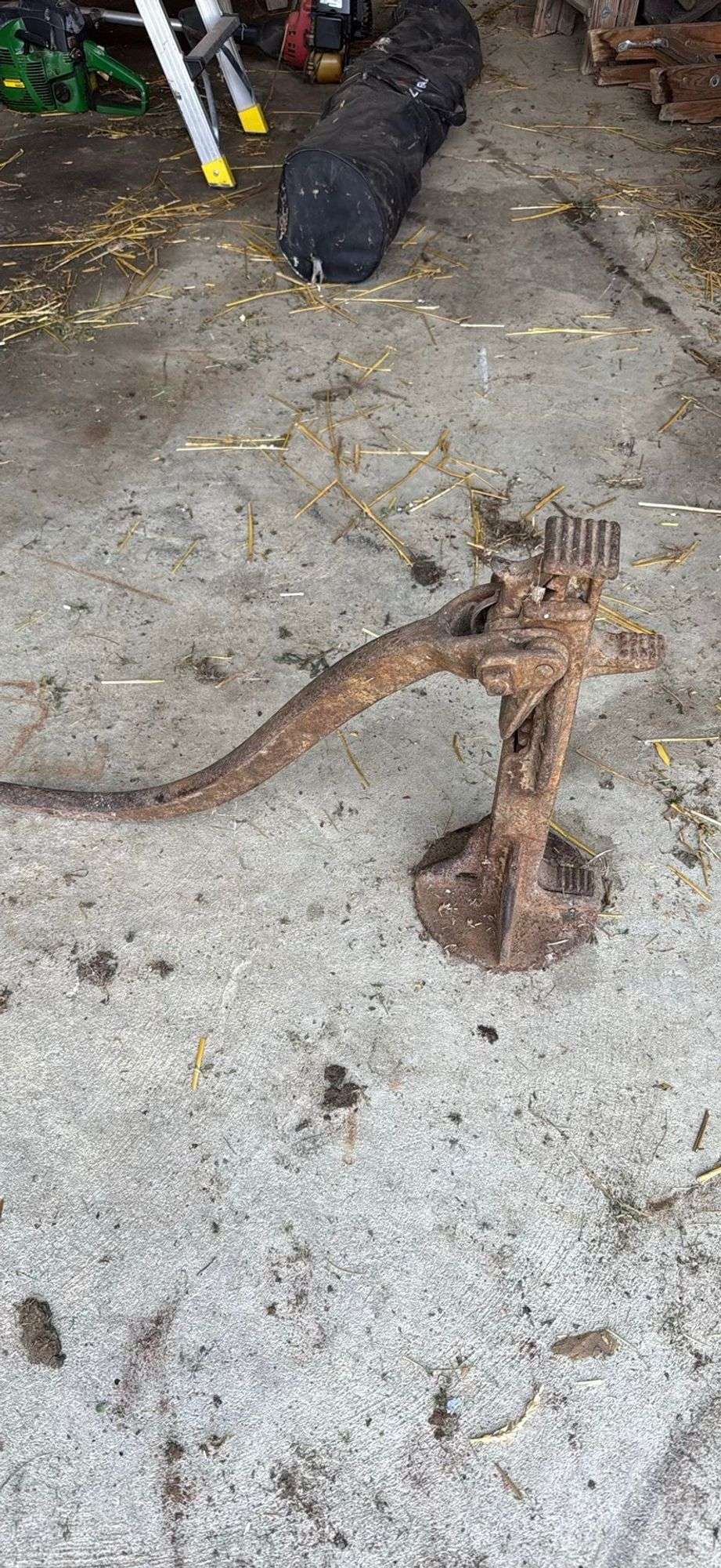 Vintage Rusty Cast Iron Barn Jack - Auction Ohio