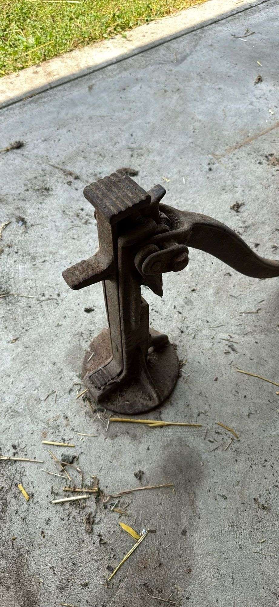 Vintage Rusty Cast Iron Barn Jack - Auction Ohio