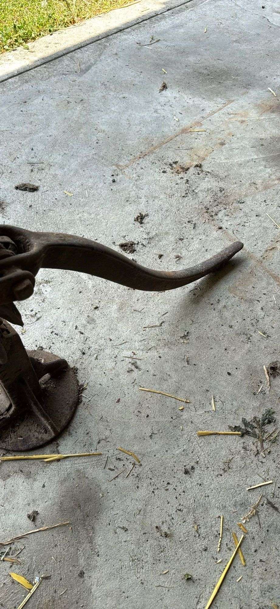 Vintage Rusty Cast Iron Barn Jack - Auction Ohio