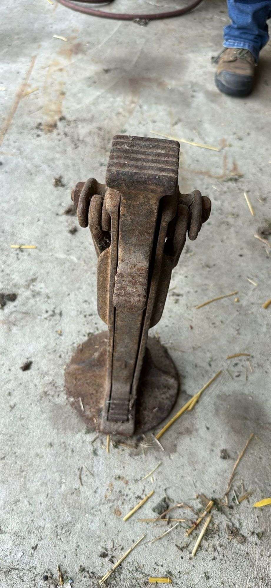 Vintage Rusty Cast Iron Barn Jack - Auction Ohio