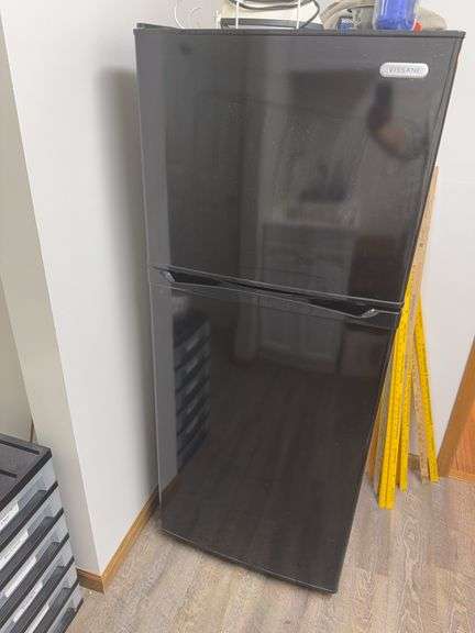 Vissani Compact Refrigerator with Top Freezer
