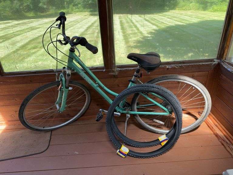 Raleigh Comfort Bicycle with Two New Replacement Tires