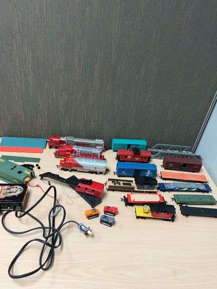 HO Scale Model Trains With Santa Fe Locomotives, Rolling Stock, Tyco/Mantua Engines, and Transformer