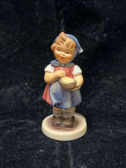 Goebel M.I. Hummel Club Figurine "Jungbäuerin From Me to You" 1992 Edition, Membership Year 1995/96,