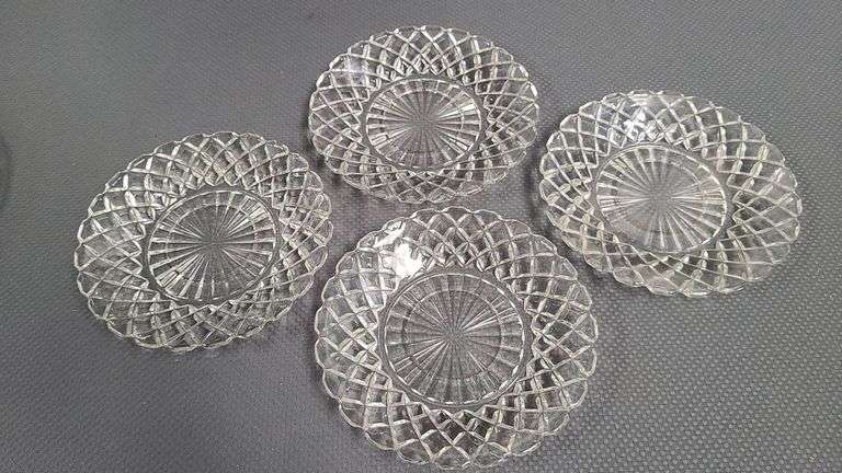 4 Pressed Glass Plates with Starburst and Crosshatch Pattern, Clear Glass Tableware Collection