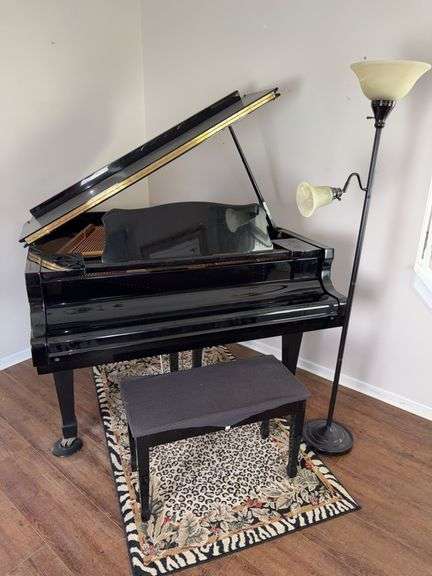 Beautiful Young Chang Gloss Black Baby Grand Piano (1998)