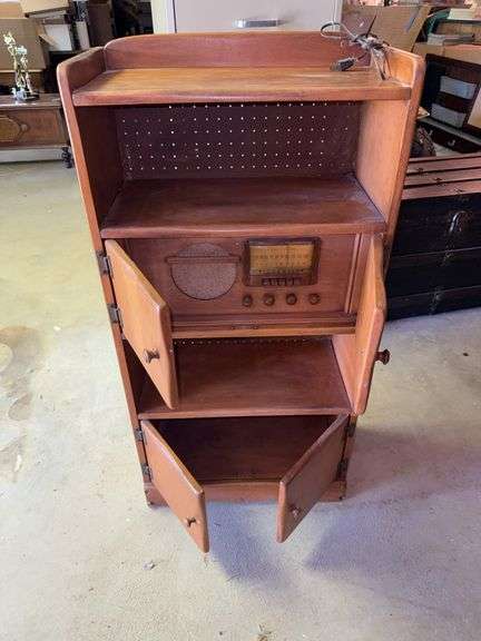 Silvertone wooden police radio