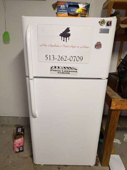 Frigidaire Top-Freezer Refrigerator