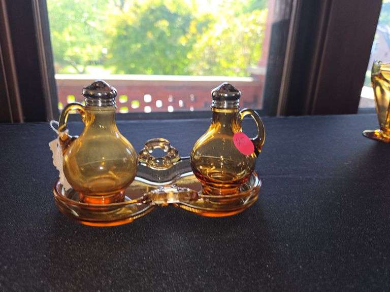 Cambridge salt pepper shaker on tray amber