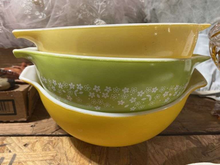 Vintage Pyrex Nesting Mixing Bowls - Unmatching