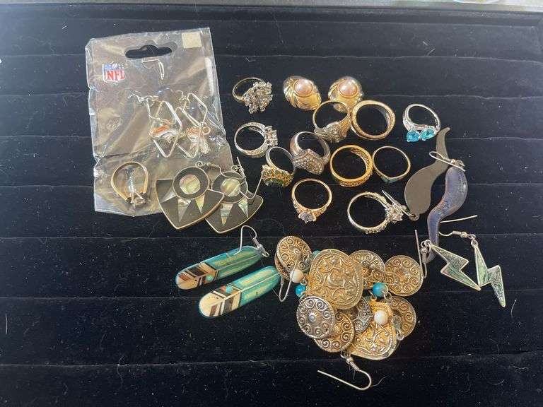 Assorted Jewelry Pieces