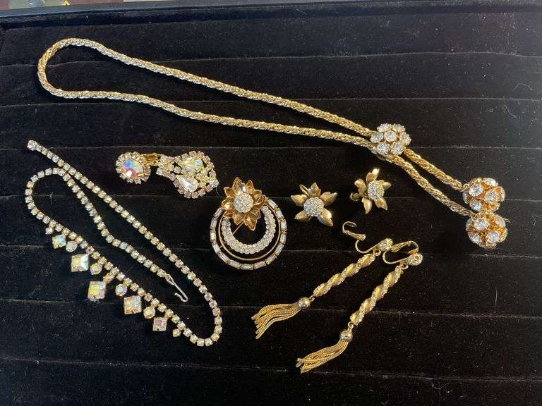 Assorted Vintage Jewelry