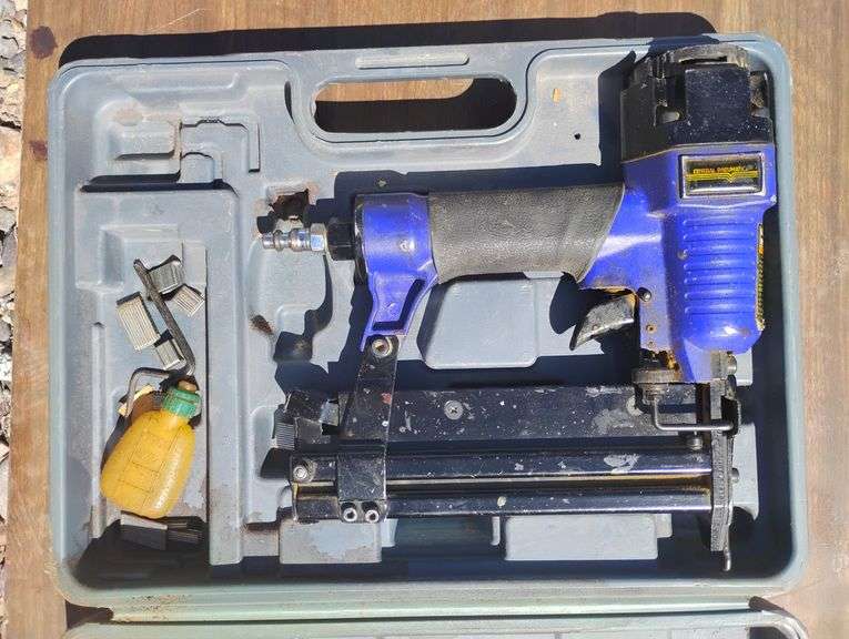 Central Pneumatic Air Nailer/Stapler with tub of Staples
