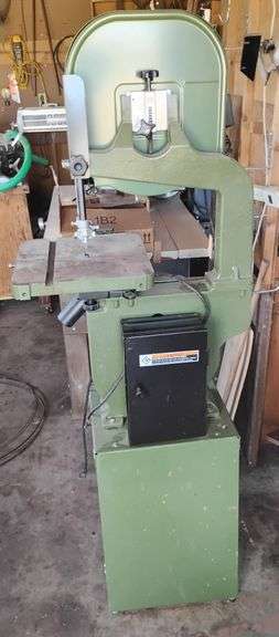 Central Machinery Wood Bandsaw with all Pictured Assesories