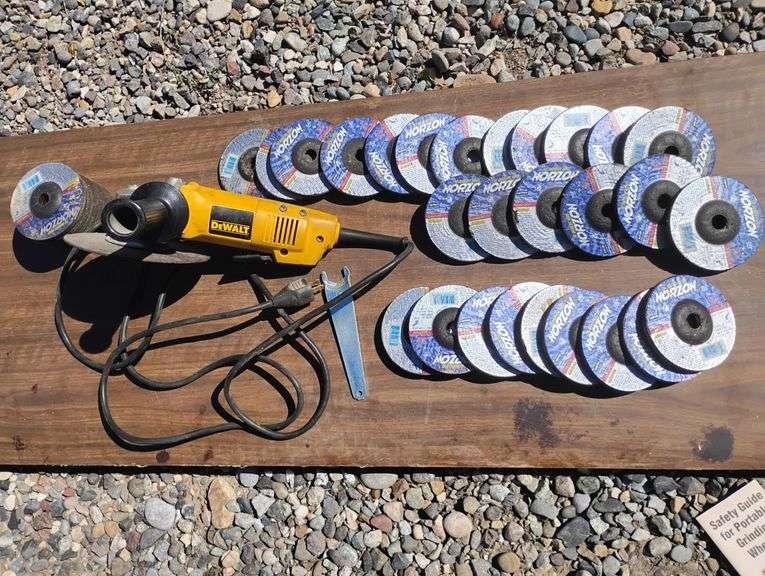 DeWalt Angle Grinder With Treasury of Grinding Blades