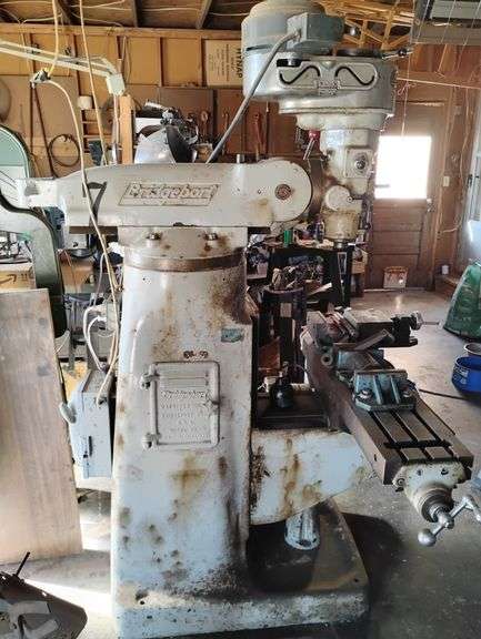 Bridgeport Milling Machine and all pictured Assesories