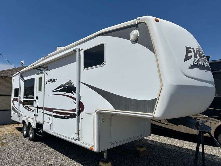 Everest 5th Wheel Camper