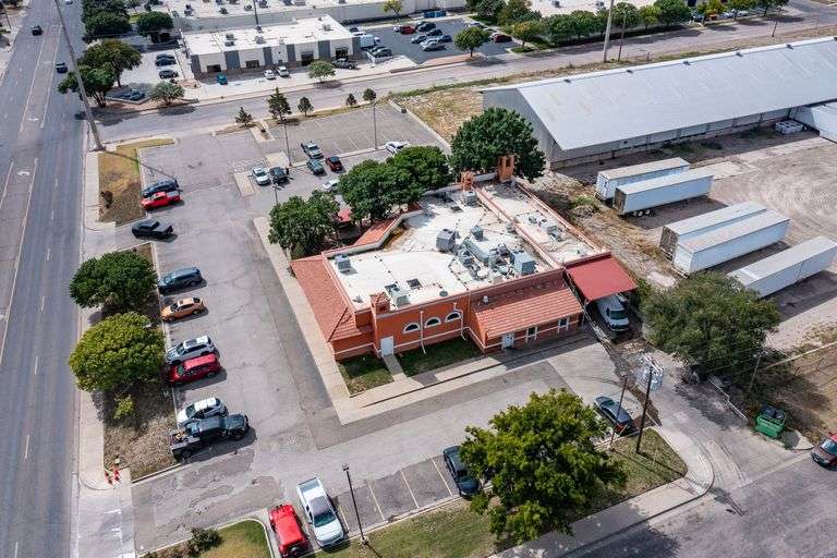 Well Known Restaurant Location w/ample parking