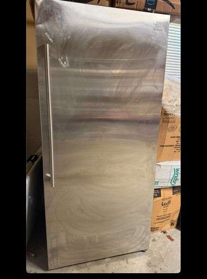 Electolux 30 in fridge // NEVER BEEN USED NOT COLLING WELL/ SMALL DENT ON TOP.. SB $100