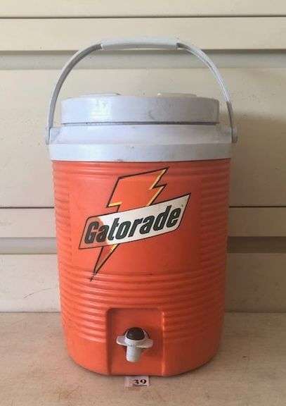 Rubbermaid Cooler with Dispenser