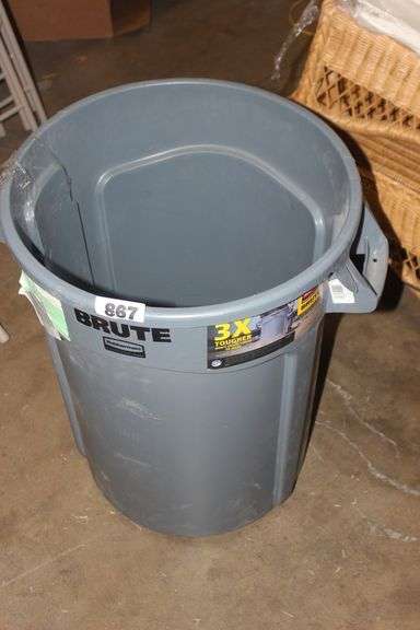 BRUTE RUBBERMAID TRASH CAN