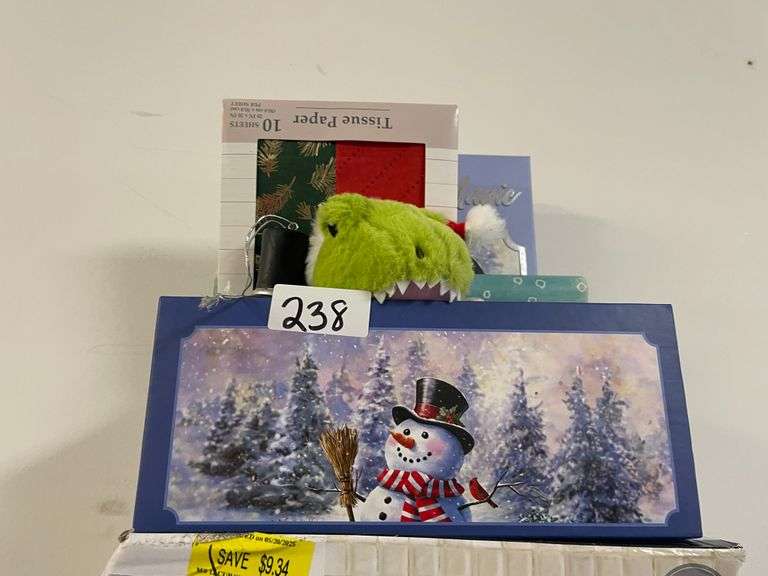 LOT OF ASSORTED CHRISTMAS ITEMS