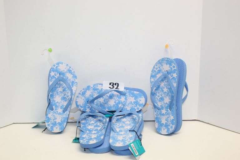 WEST LOOP BLUE KIDS BLUE FLIP FLOPS SANDELS 3 (LARGE 4-5) AND, 2 (MEDIUM 2-3)