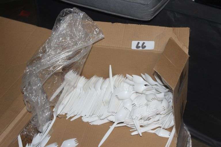 BOX OF WHITE DISPOSABLE SPORKS