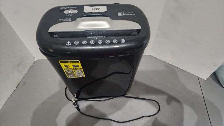 AMAZON BASICS 6-8 PAPER AND CREDIT CARD SHEDDER