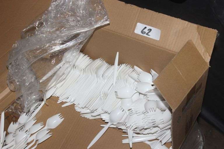 BOX OF WHITE DISPOSABLE SPORKS