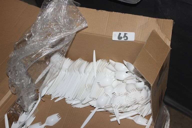 BOX OF WHITE DISPOSABLE SPORKS